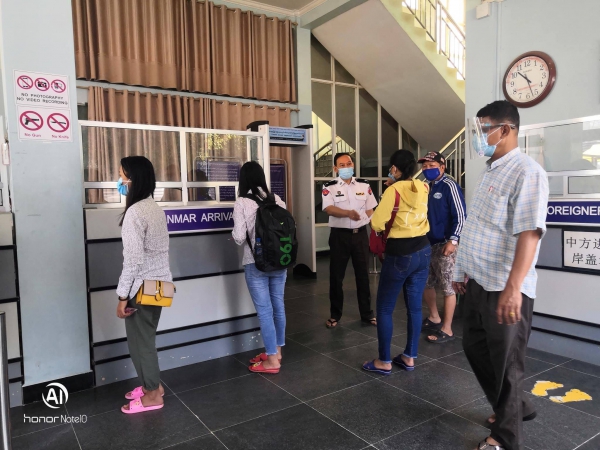 ရွှေလီမြို့ဖုန်းအပိုပစ္စည်းစက်ရုံတစ်ခုတွင် ပိတ်လှောင်ခံခဲ့ရသော မြန်မာအလုပ်သမားများအနက် မြန်မာနိုင်ငံသို့ ခြောက်ဦးပြန်ရောက်